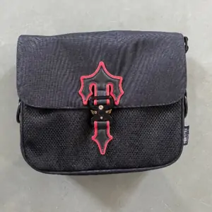 Trapstar Irongate T Red Cross Body Bag