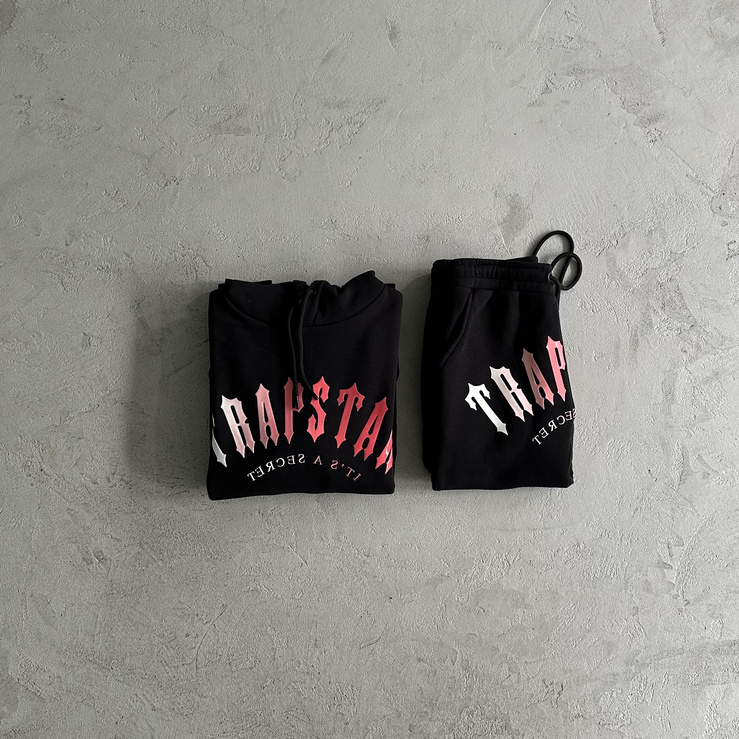 Gradient Arch Tracksuit - Black/Red | Trapstar Store